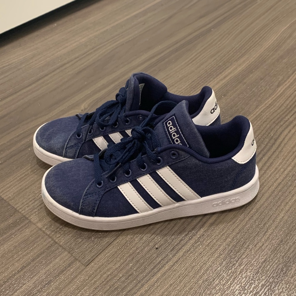 ADIDAS BOYS GRAND COURT SNEAKER - NAVY